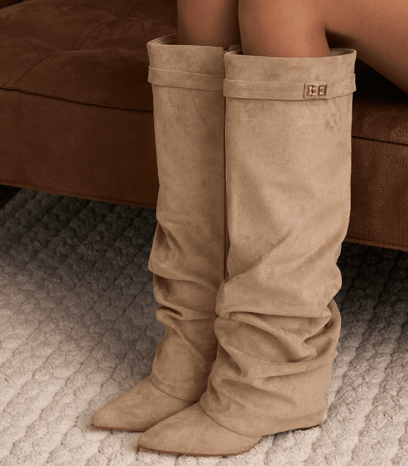 Locker sitzende kniehohe Stiefel aus Wildlederimitat