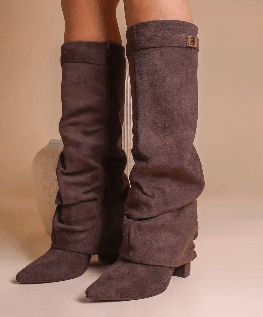 Locker sitzende kniehohe Stiefel aus Wildlederimitat