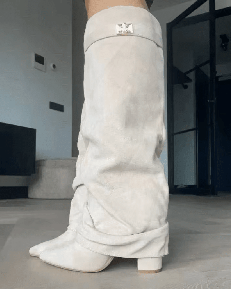 Locker sitzende kniehohe Stiefel aus Wildlederimitat
