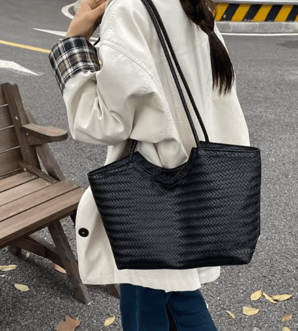 Geräumige gewebte Tasche aus Kunstleder