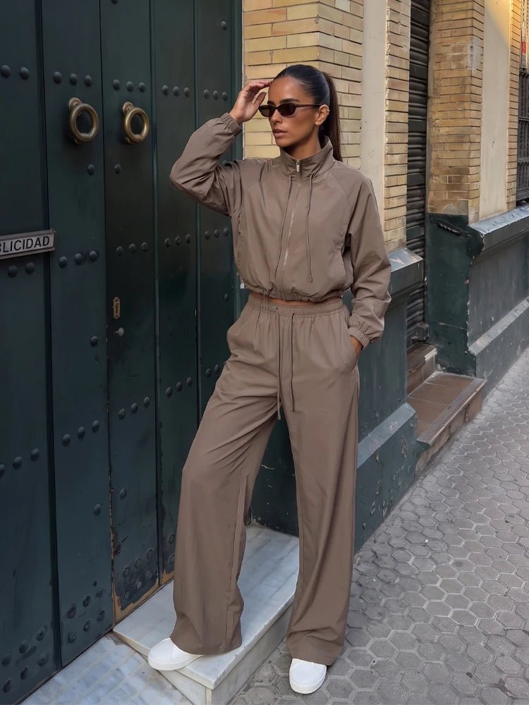 Sportset aus Jacke und weiter Hose