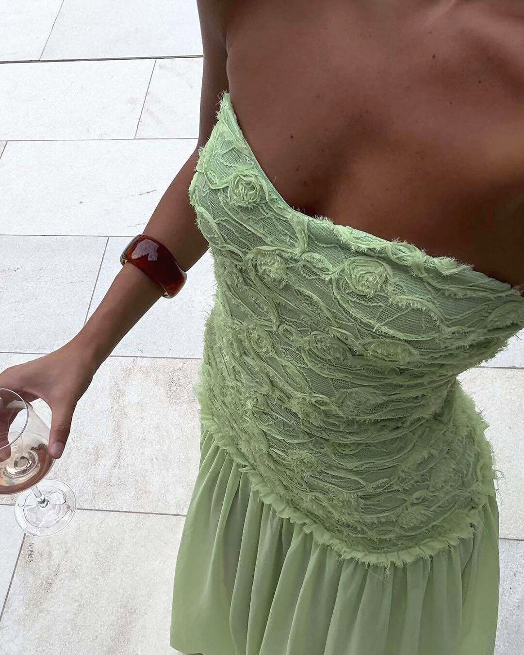 Trägerloses Maxikleid aus floraler Spitze