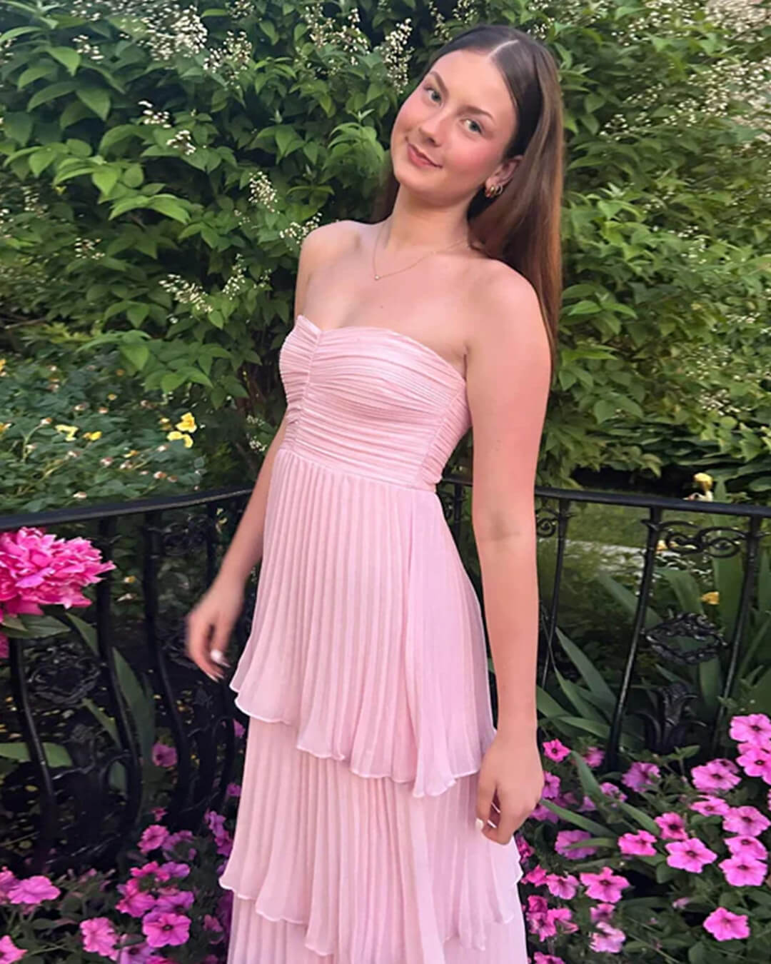 Carla – trägerloses, plissiertes, gestuftes Maxi-Kleid