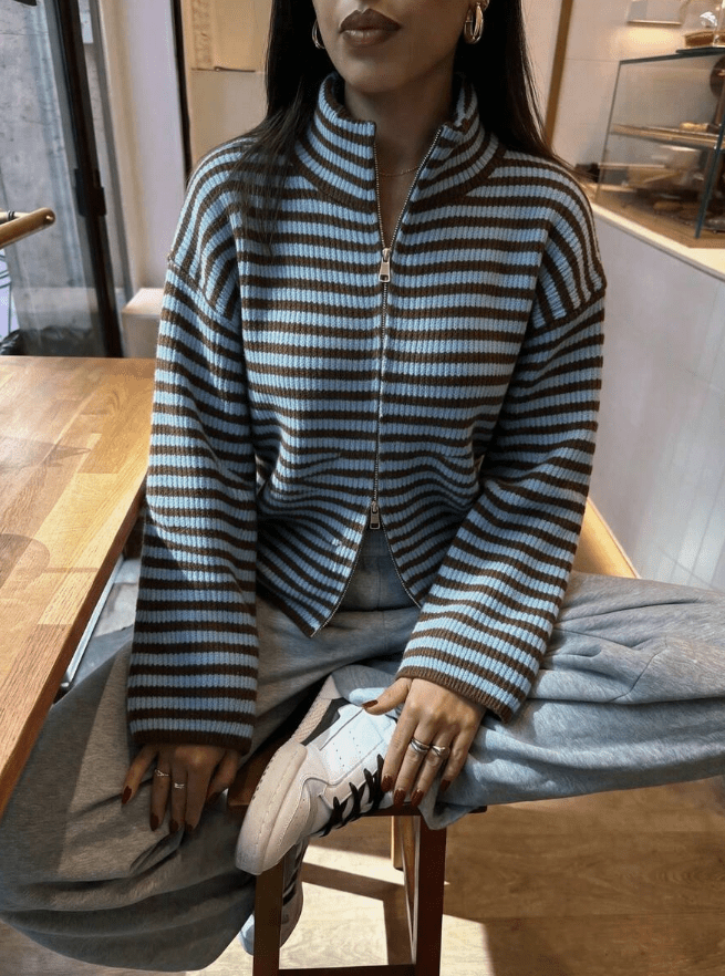 Gestreifte Strickjacke mit hohem Kragen und Reißverschluss