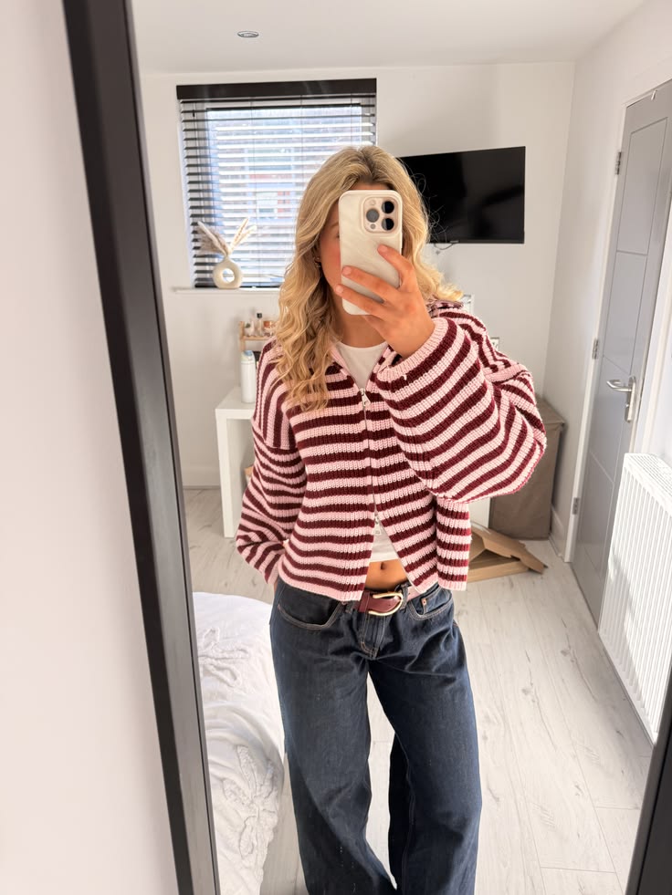 Gestreifte Strickjacke mit hohem Kragen und Reißverschluss