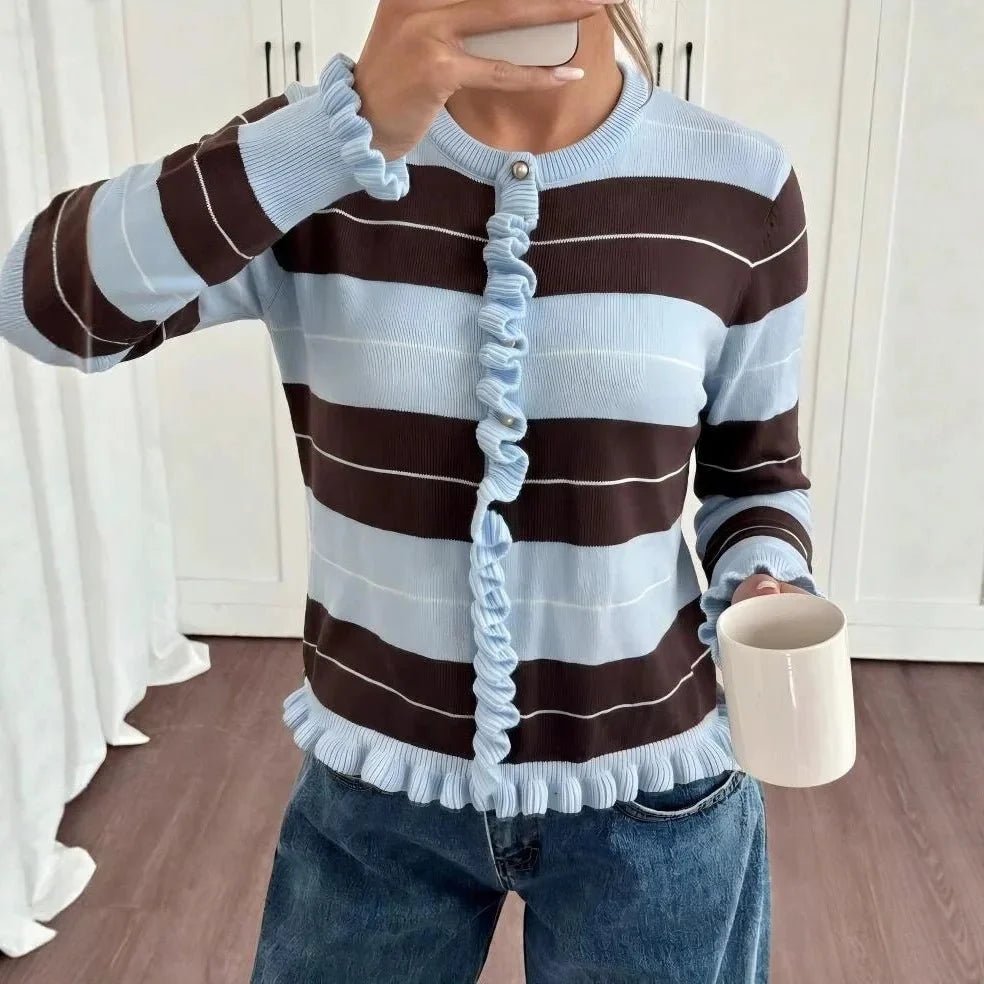Gestrickter Pullover mit Streifen und Rüschensaum an den Bündchen