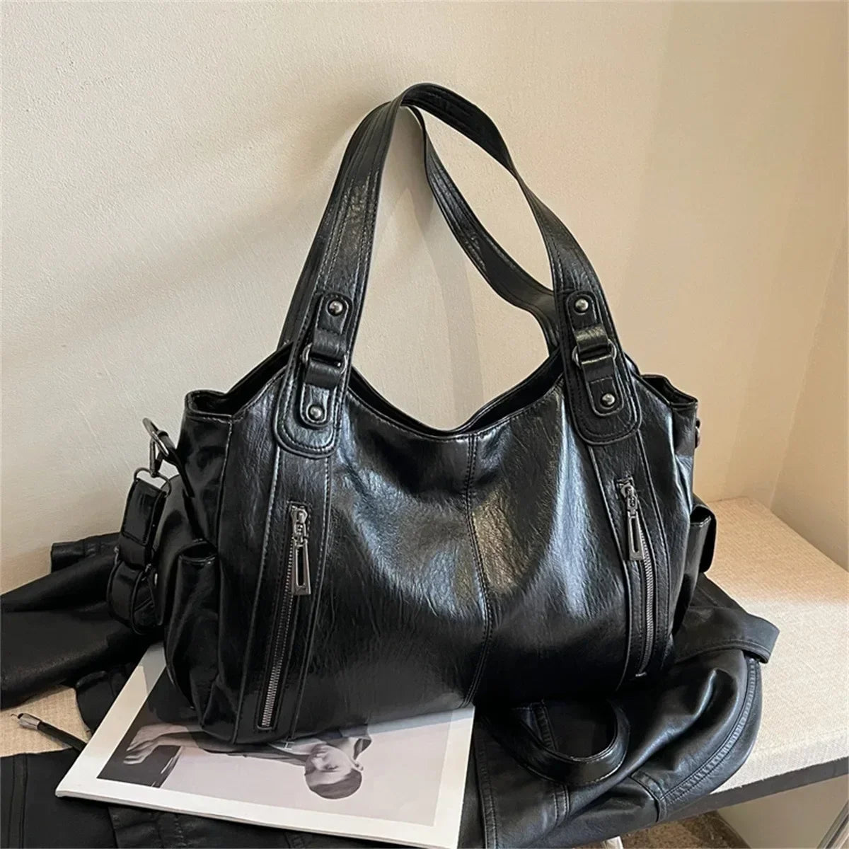 Stylische Kunstleder-Schultertasche