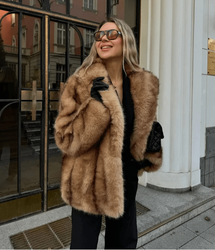 Stylischer weicher Faux-Fur-Mantel
