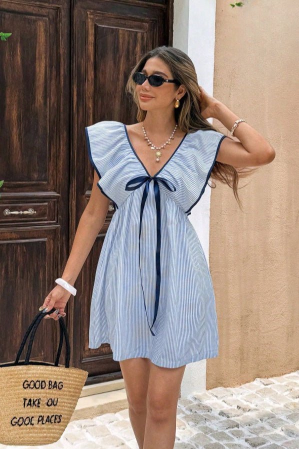 Tahlia – Gestreiftes Minikleid mit V-Ausschnitt und Rüschen