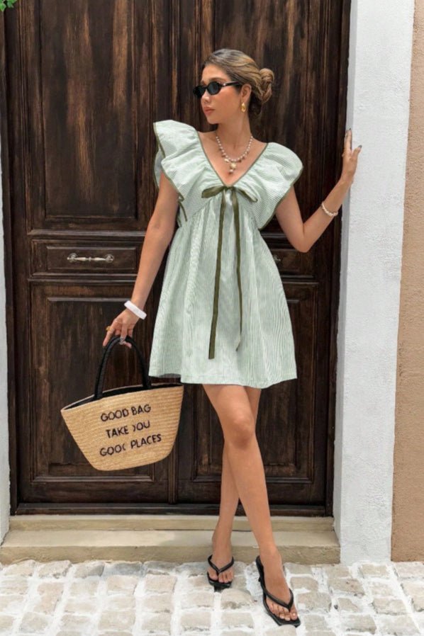 Tahlia – Gestreiftes Minikleid mit V-Ausschnitt und Rüschen
