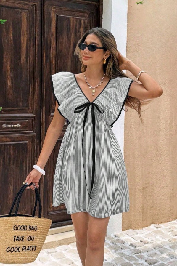 Tahlia – Gestreiftes Minikleid mit V-Ausschnitt und Rüschen