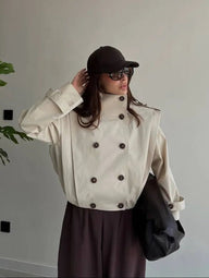 Taillierter plissierter Trenchcoat mit hohem Kragen