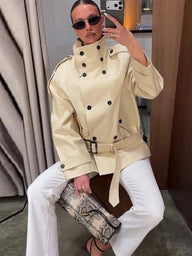 Taillierter Trenchcoat mit Stehkragen
