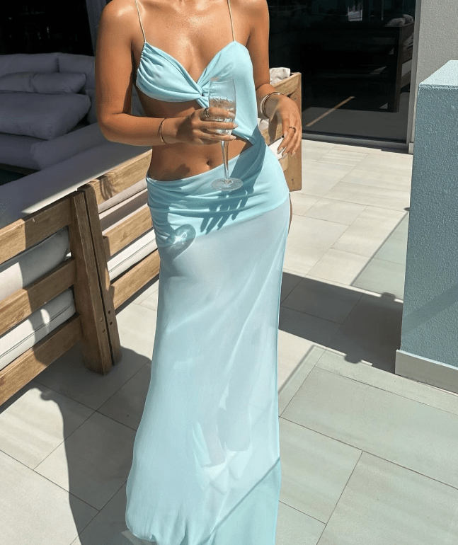 Layla – Maxikleid mit Drehdetail, Cut-outs und hohem Schlitz