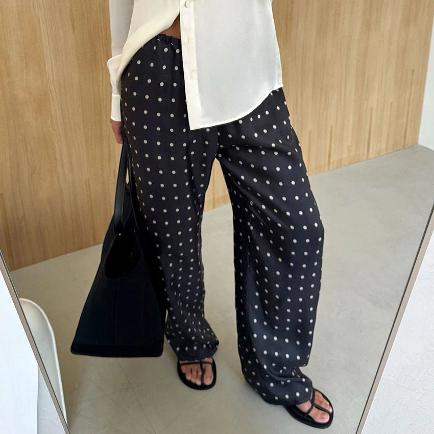 Mila – Satinhose mit weitem Bein und Polka-Dots
