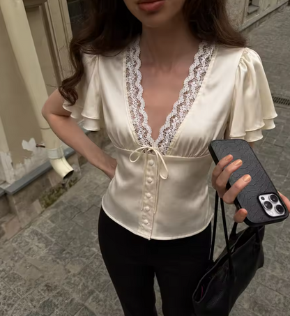 Kurzärmeliges Satinbluse mit Spitzenbesatz und Knöpfen