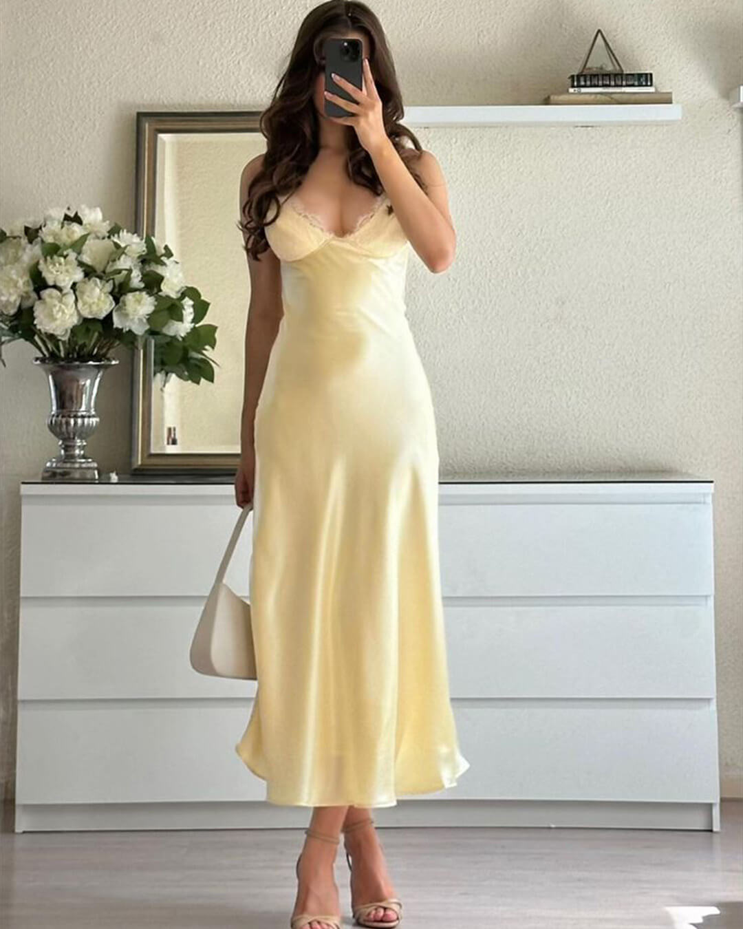 Ärmelloses rückenfreies Satin-Midikleid
