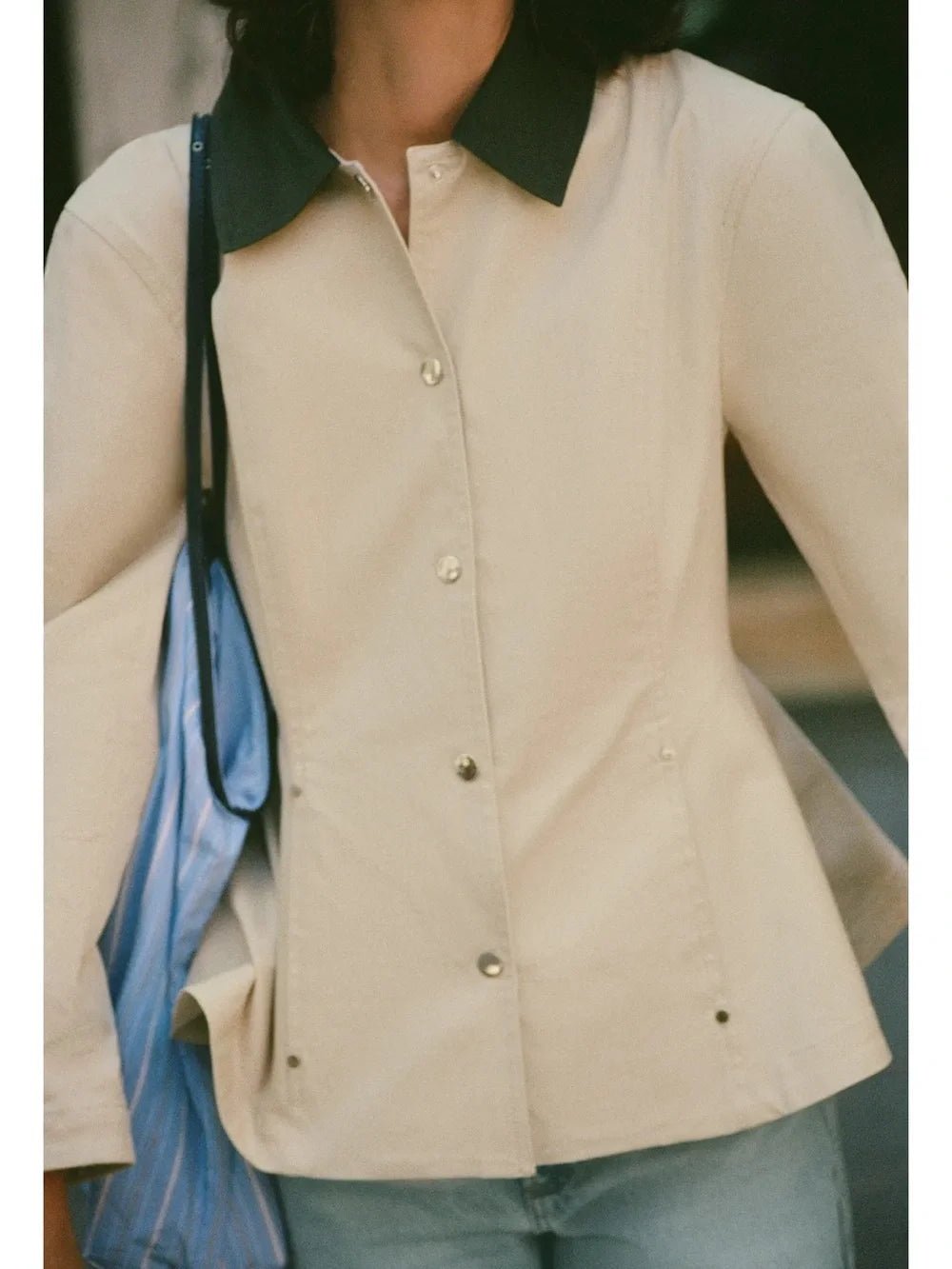 Jacke mit kontrastierendem Kragen und Peplum