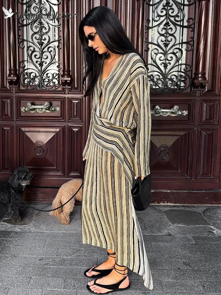 Elegantes Gestreiftes Maxi-V-Ausschnitt Kleid