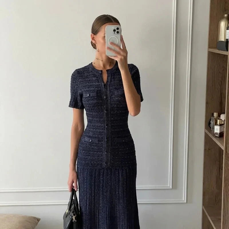 Maxikleid aus Paillettenstrick mit Taillierung