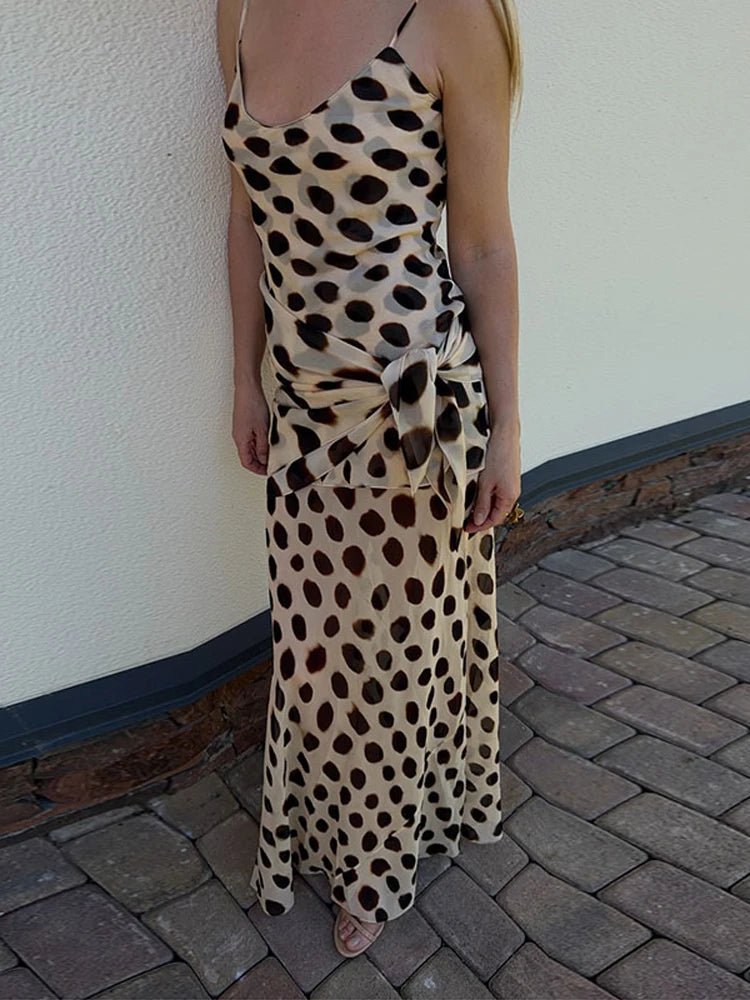 Ärmelloses bedrucktes Slipkleid mit Schal
