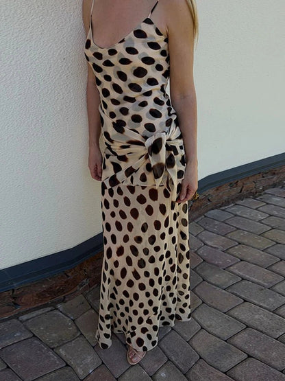 Ärmelloses bedrucktes Slipkleid mit Schal