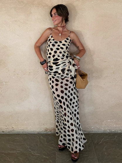 Ärmelloses bedrucktes Slipkleid mit Schal