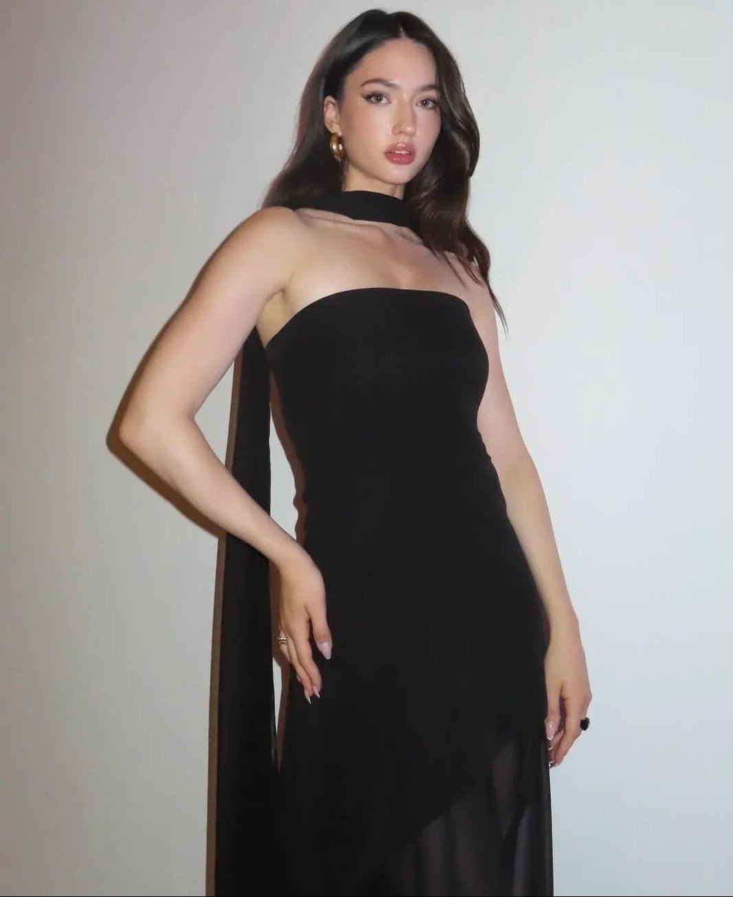 Asymmetrisches Chiffon-Maxikleid mit Schal