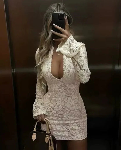 Spitzen-Minikleid mit Cut-out und langen Ärmeln