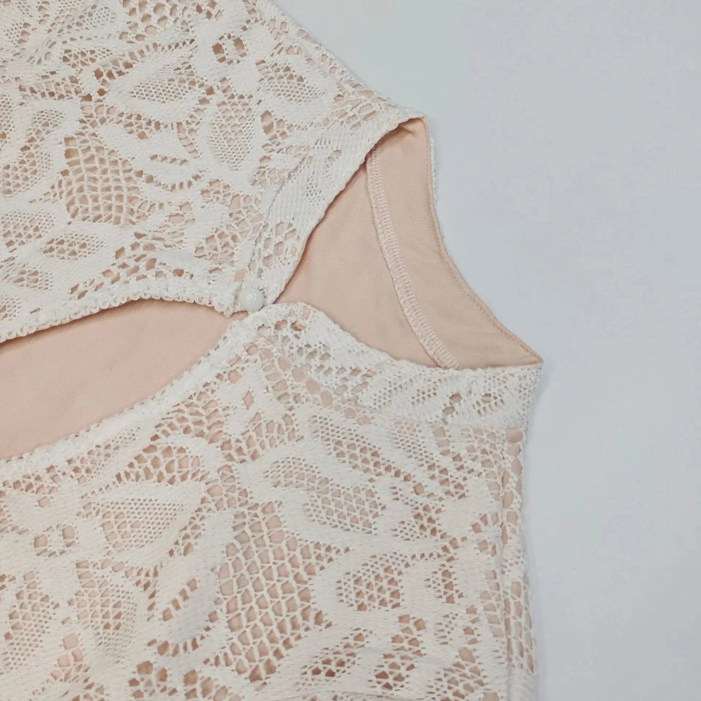 Spitzen-Minikleid mit Cut-out und langen Ärmeln