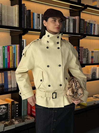 Taillierter Trenchcoat mit Stehkragen